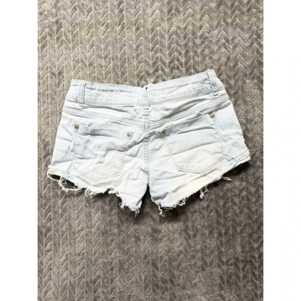 Altar'd State Womens Light Wash Distressed Raw Hem Denim Shorts Size 27/5 0425